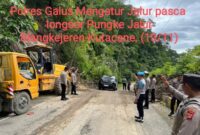 Kepolisian Resort Gayo Lues membantu dan mengawasi kelancaran arus lalulintas dilokasi longsor tetumpun Puteri Betung, Rabu (19/11/2025)