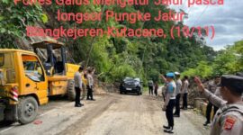 Kepolisian Resort Gayo Lues membantu dan mengawasi kelancaran arus lalulintas dilokasi longsor tetumpun Puteri Betung, Rabu (19/11/2025)