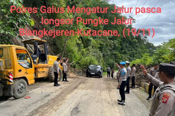 Kepolisian Resort Gayo Lues membantu dan mengawasi kelancaran arus lalulintas dilokasi longsor tetumpun Puteri Betung, Rabu (19/11/2025)