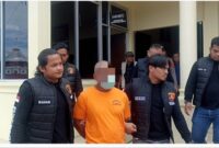 Tersangka JN (47) warga Kecamatan Dabun Gelang-Gayo Lues-Aceh, saat dijemput oleh Tim Opnal Polres Gayo Lues dari ruang tahanan pada Konfrensi Pers di Halaman Mapolres Galus, Jumat (21/11/2025) |doc|insetgalus|