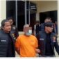 Tersangka JN (47) warga Kecamatan Dabun Gelang-Gayo Lues-Aceh, saat dijemput oleh Tim Opnal Polres Gayo Lues dari ruang tahanan pada Konfrensi Pers di Halaman Mapolres Galus, Jumat (21/11/2025) |doc|insetgalus|