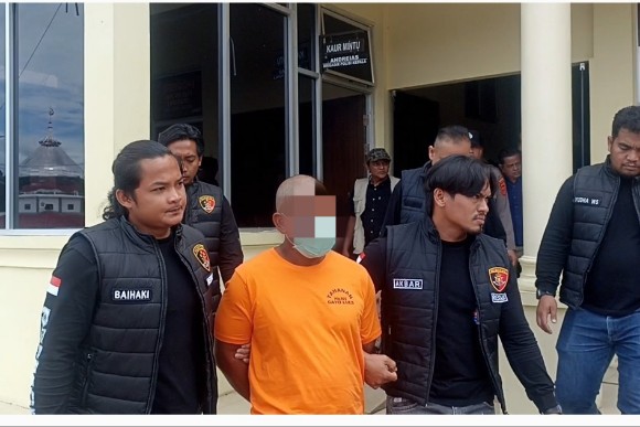 Tersangka JN (47) warga Kecamatan Dabun Gelang-Gayo Lues-Aceh, saat dijemput oleh Tim Opnal Polres Gayo Lues dari ruang tahanan pada Konfrensi Pers di Halaman Mapolres Galus, Jumat (21/11/2025) |doc|insetgalus|