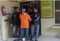Tersangka JN (47) saat keluar dari ruang tahanan Polres Gayo Lues, Jumat (21/11/2025) |doc|insetgalusnews|