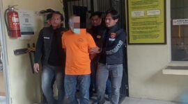 Tersangka JN (47) saat keluar dari ruang tahanan Polres Gayo Lues, Jumat (21/11/2025) |doc|insetgalusnews|