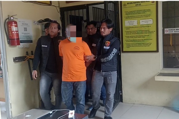 Tersangka JN (47) saat keluar dari ruang tahanan Polres Gayo Lues, Jumat (21/11/2025) |doc|insetgalusnews|