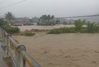 Jembatan kampung Rigeb-Aih Bobo, dan sebagian kampung yang terendam air yang meluap, Rabu (26/11) |doc|insetgalus|