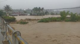 Jembatan kampung Rigeb-Aih Bobo, dan sebagian kampung yang terendam air yang meluap, Rabu (26/11) |doc|insetgalus|
