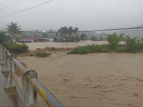 Jembatan kampung Rigeb-Aih Bobo, dan sebagian kampung yang terendam air yang meluap, Rabu (26/11) |doc|insetgalus|