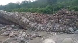 Tumpukan material pasir batu dan kayu memenuhi bantaran sungai | Fhoto;tangkapan layar | Google |