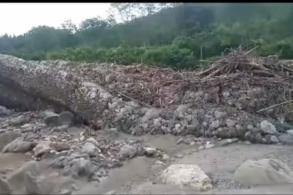 Tumpukan material pasir batu dan kayu memenuhi bantaran sungai | Fhoto;tangkapan layar | Google |