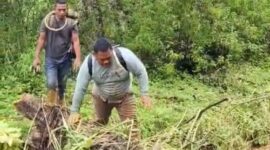 Kabid Anggaran Aceh Tenggara, terjebak dijalur Gayo Lues-Aceh Tengah sedang mencoba menembus rute longsoran berjalan kaki, Minggu (30/11/2025)