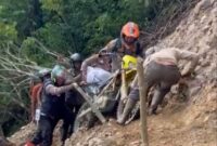 Kapolres Gayo Lues AKBP Hyrowo SIK paksakan diri menembus jalur Gayo Lues-Aceh Tenggara untuk memastikan keadaan warga Putri Betung yang hingga kini masih terisolir |doc|humaspolres|