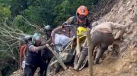 Kapolres Gayo Lues AKBP Hyrowo SIK paksakan diri menembus jalur Gayo Lues-Aceh Tenggara untuk memastikan keadaan warga Putri Betung yang hingga kini masih terisolir |doc|humaspolres|