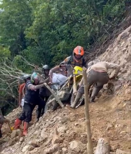 Kapolres Gayo Lues AKBP Hyrowo SIK paksakan diri menembus jalur Gayo Lues-Aceh Tenggara untuk memastikan keadaan warga Putri Betung yang hingga kini masih terisolir |doc|humaspolres|