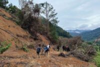 Warga berjalan kaki menempuh medan berat menjemput logistik ke Posko sementara Kp Uring