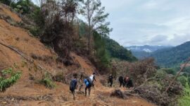 Warga berjalan kaki menempuh medan berat menjemput logistik ke Posko sementara Kp Uring