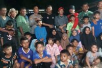 Bupati dan rombongan bersama warga di Kecamatan Pining, Selasa (23/12/2025)