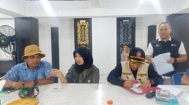Direktur Pengendalian Kerawanan Pangan, DR Sri Nuryanti STP MP (tengah) Kepala Dinas Sosial Gayo Lues, Jasiwa Maytense SE MAP (Kanan) Anggota Legislatif Fraksi Partai Golkar Gayo Lues (Kiri) 