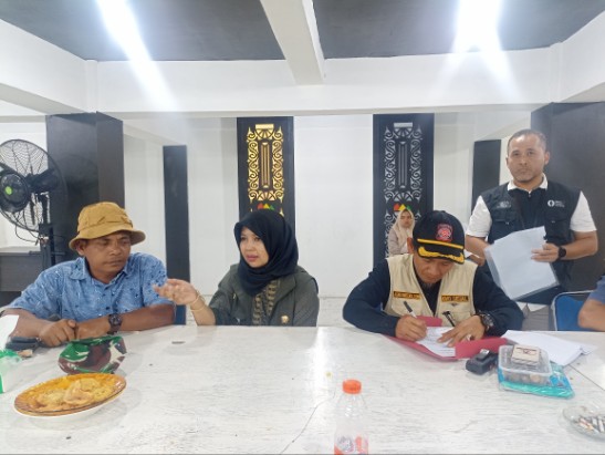 Direktur Pengendalian Kerawanan Pangan, DR Sri Nuryanti STP MP (tengah) Kepala Dinas Sosial Gayo Lues, Jasiwa Maytense SE MAP (Kanan) Anggota Legislatif Fraksi Partai Golkar Gayo Lues (Kiri) 