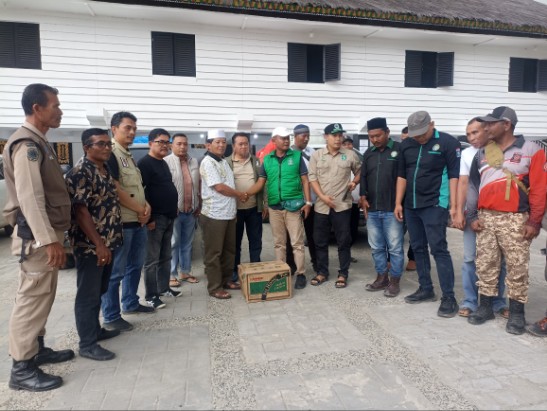 Wakil Bupati Gayo Lues terima bantuan dari DPC PKB Abdya | doc | inset |