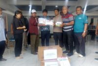 Wakil Bupati Gayo Lues H Maliki bersama Asosiasi Pengusaha Tiongkok di Balai Pendopo Bupati Gayo Lues saat menerima bantuan logistik untuk masyarakat korban bencana, Minggu (7/12) |doc|inset|