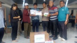 Wakil Bupati Gayo Lues H Maliki bersama Asosiasi Pengusaha Tiongkok di Balai Pendopo Bupati Gayo Lues saat menerima bantuan logistik untuk masyarakat korban bencana, Minggu (7/12) |doc|inset|