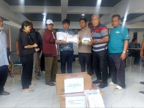 Wakil Bupati Gayo Lues H Maliki bersama Asosiasi Pengusaha Tiongkok di Balai Pendopo Bupati Gayo Lues saat menerima bantuan logistik untuk masyarakat korban bencana, Minggu (7/12) |doc|inset|