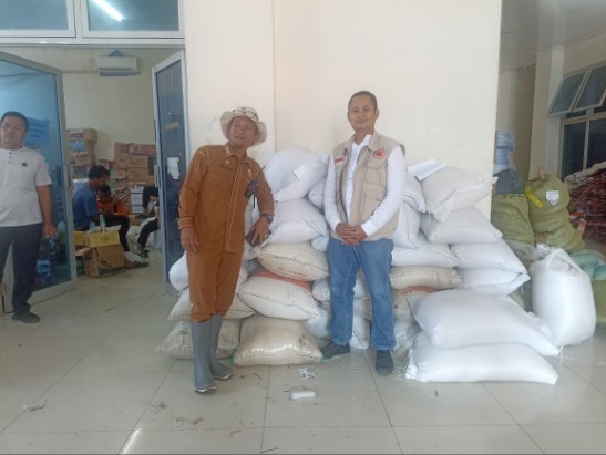 Tim Distribusi pasca bencana Muhammad Saleh dan Jasiwa Maytense