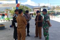 Kepala Dinas Perdagangan Koperasi & UKM Gayo Lues Syamsul Bahri sedang membicarakan distribusi BBM di SPBU Raklunung, Selasa (9/12). doc | inset