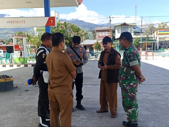 Kepala Dinas Perdagangan Koperasi & UKM Gayo Lues Syamsul Bahri sedang membicarakan distribusi BBM di SPBU Raklunung, Selasa (9/12). doc | inset