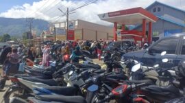 Warga serbu gudang elfiji di kampung Gele, Blangkejeren, Kamis (11/12/2025) 