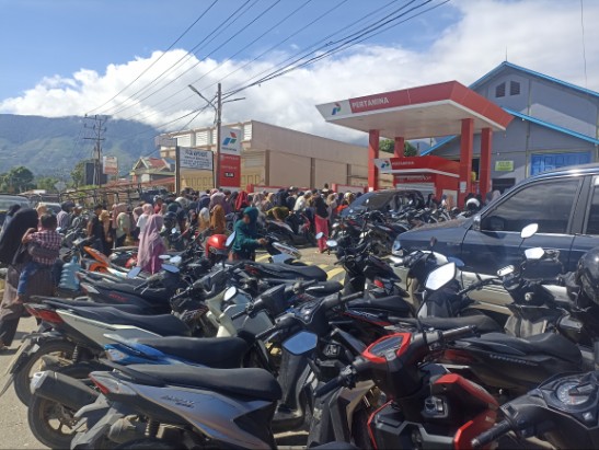 Warga serbu gudang elfiji di kampung Gele, Blangkejeren, Kamis (11/12/2025) 