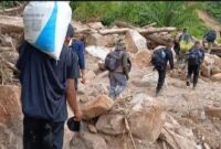 Personil SatPol PP pikul logistik ke Pining