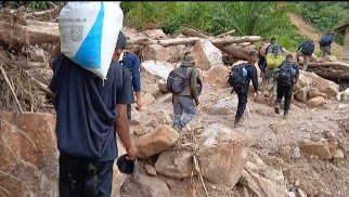 Personil SatPol PP pikul logistik ke Pining
