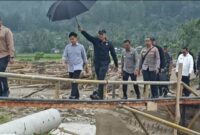 Wakil Presiden Republik Indonesia Gibran Rakabuming Raka tinjau langsung jembatan comfosit Aih Bobo Desa Rigep, Dabun Gelang, Rabu (17/12/2025)