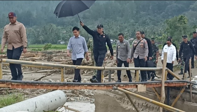 Wakil Presiden Republik Indonesia Gibran Rakabuming Raka tinjau langsung jembatan comfosit Aih Bobo Desa Rigep, Dabun Gelang, Rabu (17/12/2025)