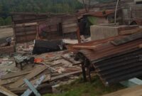 Khawatir Banjir susulan, warga bongkar rumah |doc|Noviel|