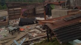 Khawatir Banjir susulan, warga bongkar rumah |doc|Noviel|