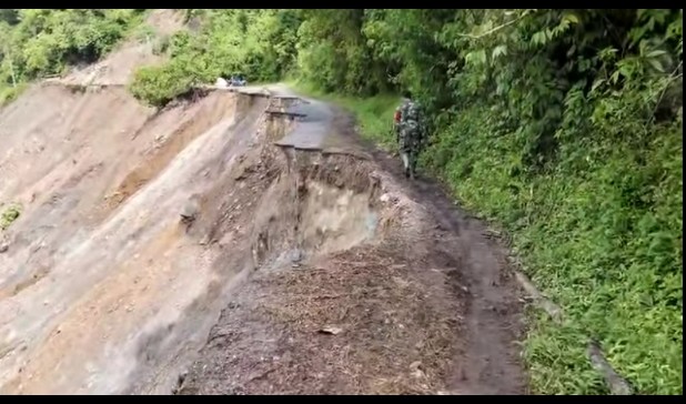 Salah satu badan jalan Blangkejeren-Kutacane yang amblas