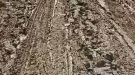 Kondisi jalan berlumpur, pengendara diminta hati hati jika melintas