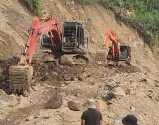 Dua Alat Berat sedang mencoba menembus jalur utama Blangkejeren-Kutacane di Tangsaran, Rabu (10/12) |doc|inset|