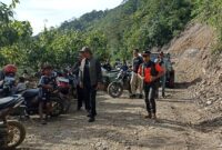 Bupati Gayo Lues Suhaidi bersama tim ahli BNPB Pusat Brigjen Purn Bambang Eko di Tetumpun-Putri Betung, Rabu (10/12)