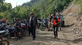 Bupati Gayo Lues Suhaidi bersama tim ahli BNPB Pusat Brigjen Purn Bambang Eko di Tetumpun-Putri Betung, Rabu (10/12)