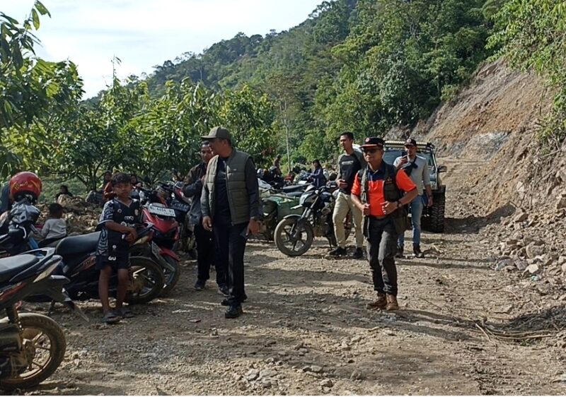 Bupati Gayo Lues Suhaidi bersama tim ahli BNPB Pusat Brigjen Purn Bambang Eko di Tetumpun-Putri Betung, Rabu (10/12)