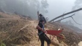 Penanganan Darurat Ise - Ise, badan jalan longsor dipenuhi material pasir, batu dan kayu