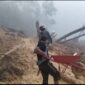 Penanganan Darurat Ise - Ise, badan jalan longsor dipenuhi material pasir, batu dan kayu