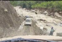 Jalur darurat Berawang Salam, Uring-Pining, dibuat untuk alternatif yang bisa dilalui kenderaan 4wd untuk mendistribusikan logistik ke-kecamatan Pining, Minggu (14/12) |doc|cut|videowarga|
Pengerjaan ini langsung diawasi oleh Wakil Bupati Gayo Lues H Maliki.
