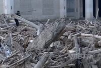 Gelondongan kayu yang menumpuk di Ponpes Tanjung Karang |Fhoto cut google|