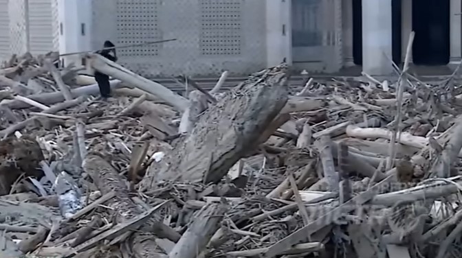 Gelondongan kayu yang menumpuk di Ponpes Tanjung Karang |Fhoto cut google|