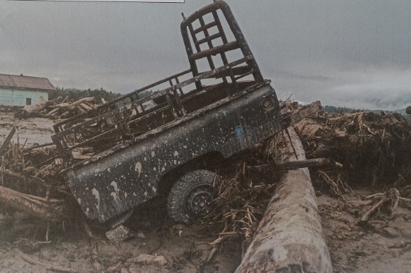 Fhoto Bangkai El-Tor yang terdampar akibat banjir bandang, fhoto sekolah tidak berhasil diliput karena kondisi hujan deras | doc | insetgalus |